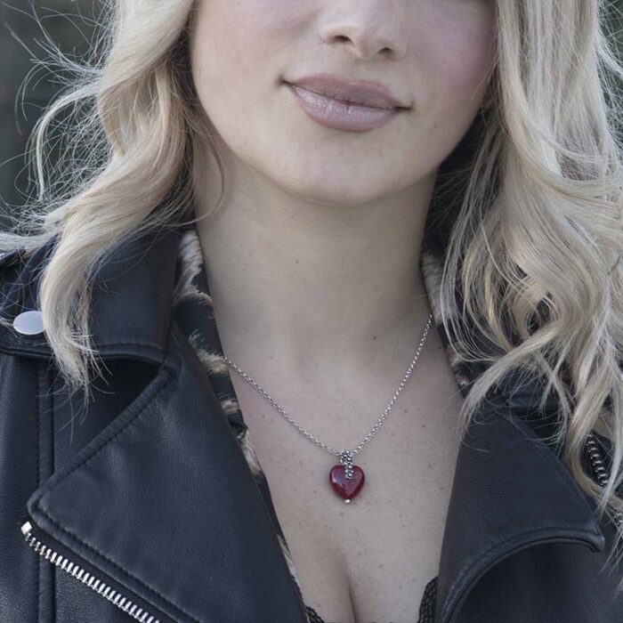 modella_coro_ciondolo_cuore